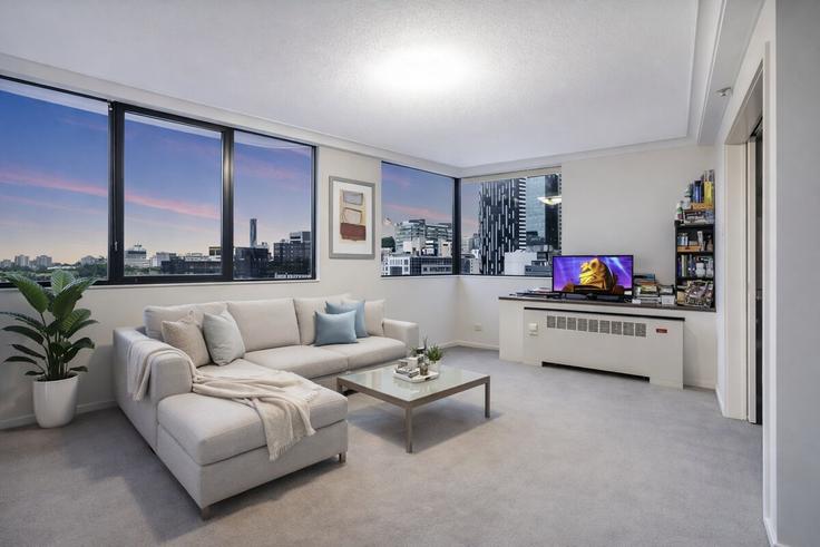 Elegant gestaltetes Wohnzimmer mit moderner Einrichtung in einer Wohnung im Building North Quay - lane-property - 1466492 in Brisbane City, Brisbane