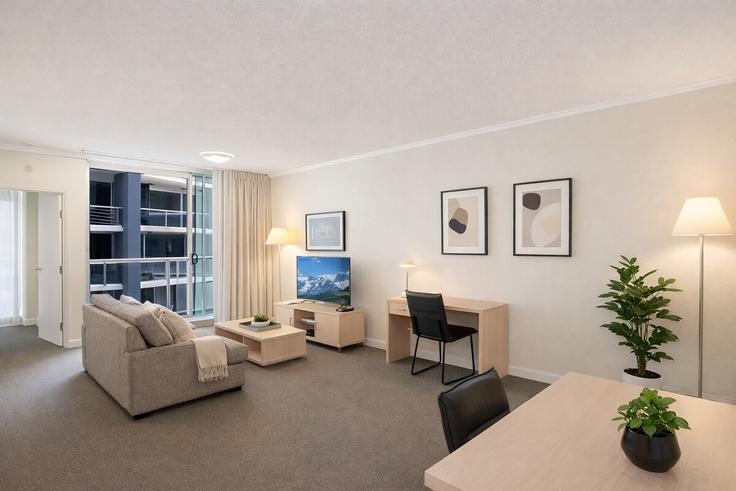 Elegant gestaltetes Wohnzimmer mit moderner Einrichtung in einer Wohnung im Building Albert Street - lane-property - 1499149 in Brisbane City, Brisbane