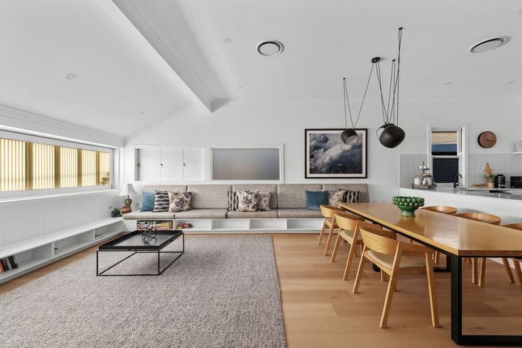 Salle de séjour élégante avec mobilier moderne dans un appartement à Building James Street - lane-property - 1375395 à New Farm, Brisbane