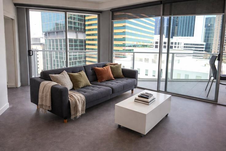 Sala de estar elegantemente projetada com móveis modernos em um apartamento no Building Tank Street - lane-property - 1385531 em Brisbane City, Brisbane