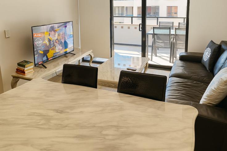 Elegant gestaltetes Wohnzimmer mit moderner Einrichtung in einer Wohnung im Building Edmondstone Street - lane-property - 1310584 - AUS in South Brisbane, Brisbane