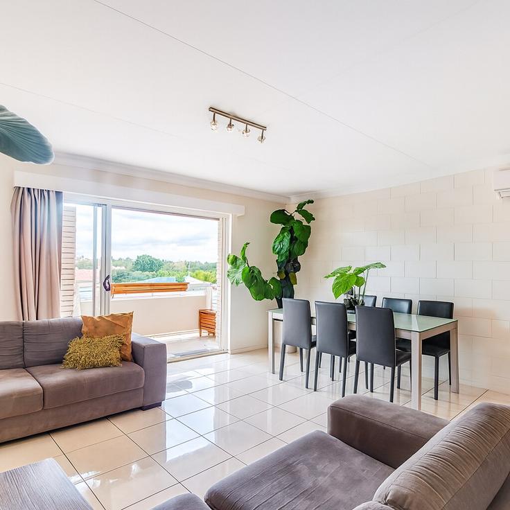 Building Kingsford Street - lane-property - 1319622 adresindeki bir dairede modern mobilyalarla zarif bir şekilde tasarlanmış oturma odası Auchenflower, Brisbane Building Kingsford Street - lane-property - 1319622 adresindeki bir dairede modern mobilyalarla zarif bir şekilde tasarlanmış oturma odası Auchenflower, Brisbane