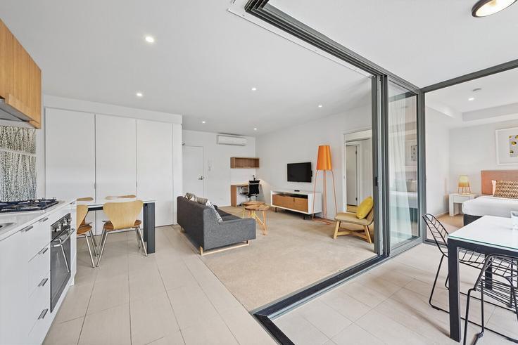 Elegant gestaltetes Wohnzimmer mit moderner Einrichtung in einer Wohnung im Building Cordelia Street - lane-property - 1467379 in South Brisbane, Brisbane