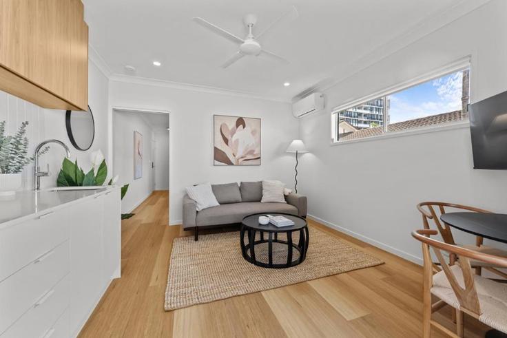 Elegant gestaltetes Wohnzimmer mit moderner Einrichtung in einer Wohnung im Building Cavendish Road - lane-property - 1495836 in Coorparoo, Brisbane