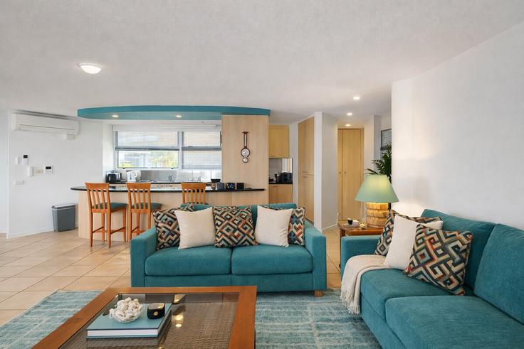 Building Brisbane Road - lane-property - 1499148 adresindeki bir dairede modern mobilyalarla zarif bir şekilde tasarlanmış oturma odası Mooloolaba, Sunshine Coast Building Brisbane Road - lane-property - 1499148 adresindeki bir dairede modern mobilyalarla zarif bir şekilde tasarlanmış oturma odası Mooloolaba, Sunshine Coast