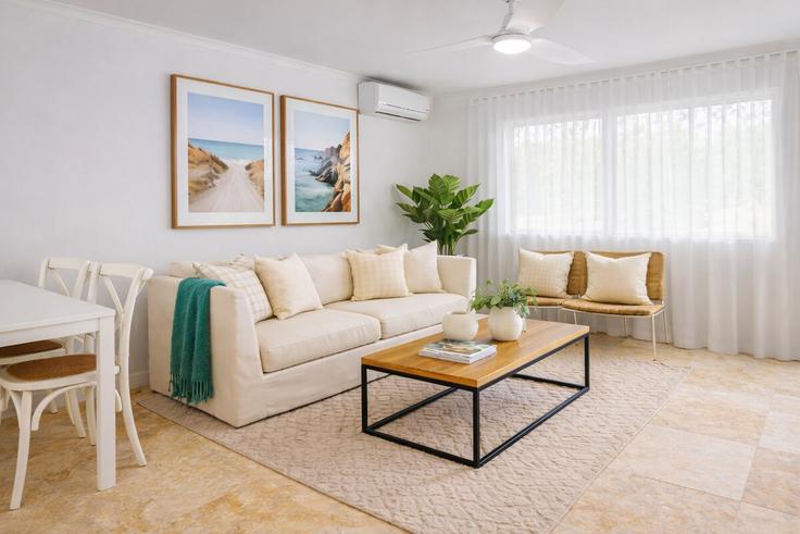 Salle de séjour élégante avec mobilier moderne dans un appartement à Building Gold Coast Highway - lane-property - 1501146 à Palm Beach, Gold Coast