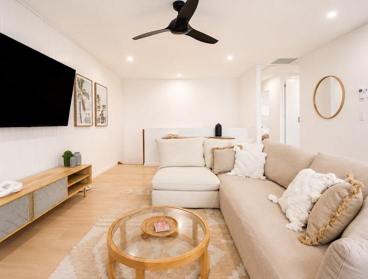 Elegante sala de estar con mobiliario moderno en un apartamento en Building Verney Street - lane-property - 1537454 en Kings Beach, Sunshine Coast