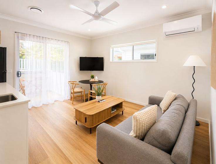 Elegant gestaltetes Wohnzimmer mit moderner Einrichtung in einer Wohnung im Building State Route 41 - lane-property - 1539469 in Coorparoo, Brisbane Elegant gestaltetes Wohnzimmer mit moderner Einrichtung in einer Wohnung im Building State Route 41 - lane-property - 1539469 in Coorparoo, Brisbane