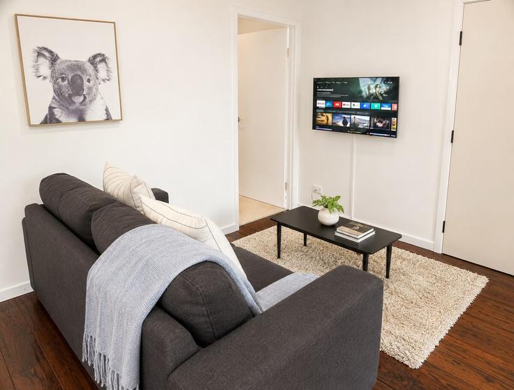 Elegant gestaltetes Wohnzimmer mit moderner Einrichtung in einer Wohnung im Building Hellen Street - lane-property - 1580221 in Bald Hills, Brisbane Elegant gestaltetes Wohnzimmer mit moderner Einrichtung in einer Wohnung im Building Hellen Street - lane-property - 1580221 in Bald Hills, Brisbane