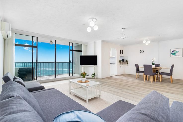 Gold Coast Surfers ParadiseのBuilding Surfers Paradise Boulevard - lane-property - 1585976のアパートメントにある、モダンな家具を備えたエレガントなデザインのリビングルーム Gold Coast Surfers ParadiseのBuilding Surfers Paradise Boulevard - lane-property - 1585976のアパートメントにある、モダンな家具を備えたエレガントなデザインのリビングルーム