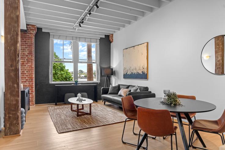 Elegant gestaltetes Wohnzimmer mit moderner Einrichtung in einer Wohnung im Building Vernon Terrace - lane-property - 1310626 - AUS in Teneriffe, Brisbane Elegant gestaltetes Wohnzimmer mit moderner Einrichtung in einer Wohnung im Building Vernon Terrace - lane-property - 1310626 - AUS in Teneriffe, Brisbane