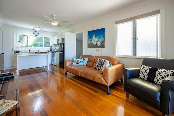 Building Taylor Avenue - lane-property - 1310578 - AUS adresindeki bir dairede modern mobilyalarla zarif bir şekilde tasarlanmış oturma odası Golden Beach, Sunshine Coast Building Taylor Avenue - lane-property - 1310578 - AUS adresindeki bir dairede modern mobilyalarla zarif bir şekilde tasarlanmış oturma odası Golden Beach, Sunshine Coast