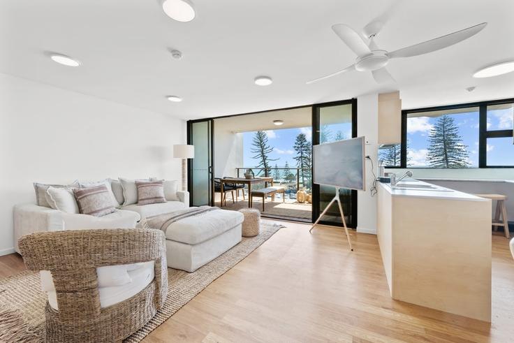 Building Alexandra Parade - lane-property - 1475386 adresindeki bir dairede modern mobilyalarla zarif bir şekilde tasarlanmış oturma odası Alexandra Headland, Sunshine Coast Building Alexandra Parade - lane-property - 1475386 adresindeki bir dairede modern mobilyalarla zarif bir şekilde tasarlanmış oturma odası Alexandra Headland, Sunshine Coast