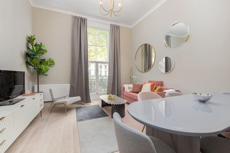 London City of WestminsterのBuilding Prince's Square - lb73-management - 1330190のアパートメントにある、モダンな家具を備えたエレガントなデザインのリビングルーム