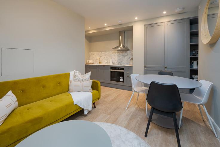 Salle de séjour élégante avec mobilier moderne dans un appartement à Building Prince's Square - lb73-management - 1330191 à City of Westminster, London Salle de séjour élégante avec mobilier moderne dans un appartement à Building Prince's Square - lb73-management - 1330191 à City of Westminster, London