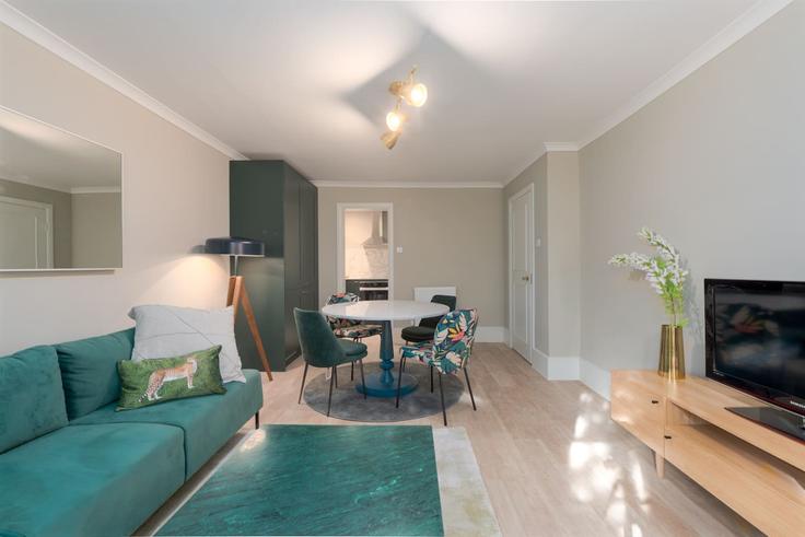 London City of WestminsterのBuilding Prince's Square - lb73-management - 1330192のアパートメントにある、モダンな家具を備えたエレガントなデザインのリビングルーム