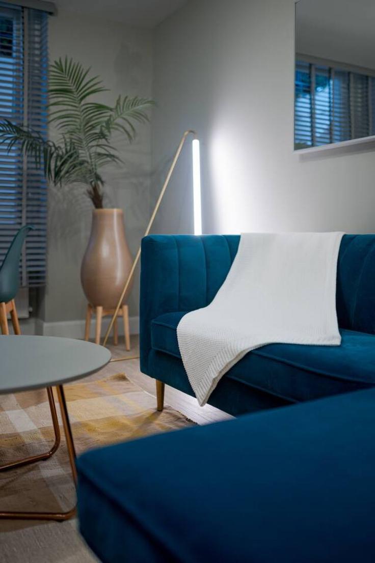 Sala de estar elegantemente projetada com móveis modernos em um apartamento no Building Prince's Square - lb73-management - 1330193 em City of Westminster, London