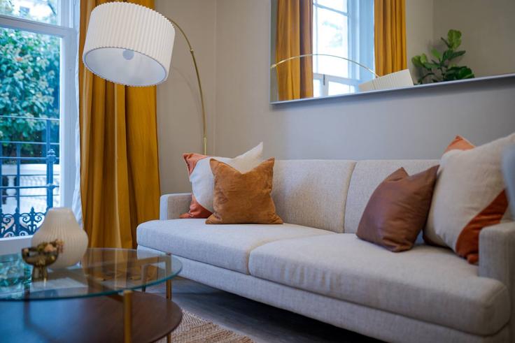 Building Prince's Square - lb73-management - 1330196 adresindeki bir dairede modern mobilyalarla zarif bir şekilde tasarlanmış oturma odası City of Westminster, London Building Prince's Square - lb73-management - 1330196 adresindeki bir dairede modern mobilyalarla zarif bir şekilde tasarlanmış oturma odası City of Westminster, London