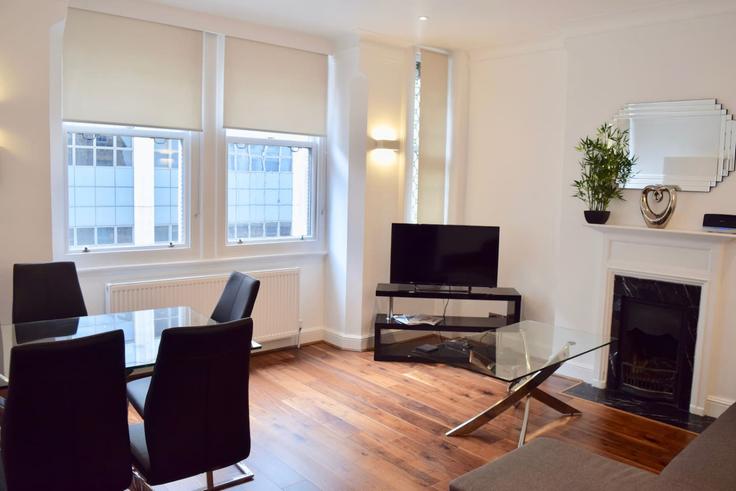 Building Fleet Street - lb73-management - 1330197 adresindeki bir dairede modern mobilyalarla zarif bir şekilde tasarlanmış oturma odası City of London, London