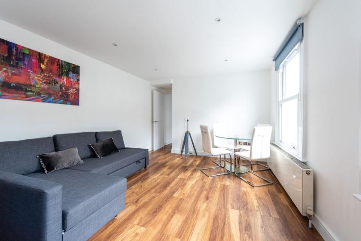 Sala de estar elegantemente projetada com móveis modernos em um apartamento no Building Spring Street - lb73-management - 1330198 em City of Westminster, London Sala de estar elegantemente projetada com móveis modernos em um apartamento no Building Spring Street - lb73-management - 1330198 em City of Westminster, London