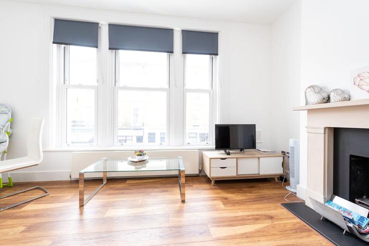 City of Westminster, London에 위치한 Building Spring Street - lb73-management - 1330199 아파트의 세련된 인테리어가 돋보이는 거실 City of Westminster, London에 위치한 Building Spring Street - lb73-management - 1330199 아파트의 세련된 인테리어가 돋보이는 거실