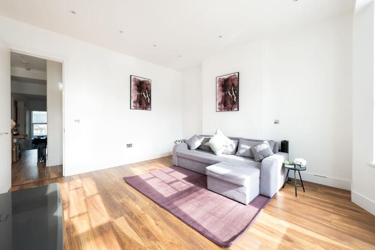 Building Muswell Hill Broadway - lb73-management - 1330200 adresindeki bir dairede modern mobilyalarla zarif bir şekilde tasarlanmış oturma odası London Borough of Haringey, London Building Muswell Hill Broadway - lb73-management - 1330200 adresindeki bir dairede modern mobilyalarla zarif bir şekilde tasarlanmış oturma odası London Borough of Haringey, London