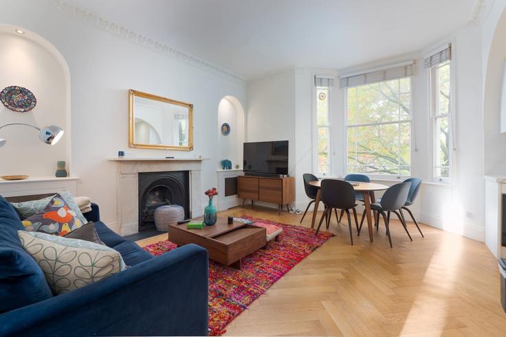 Sala de estar elegantemente projetada com móveis modernos em um apartamento no Building Rosslyn Hill - lb73-management - 1330201 em London Borough of Camden, London Sala de estar elegantemente projetada com móveis modernos em um apartamento no Building Rosslyn Hill - lb73-management - 1330201 em London Borough of Camden, London