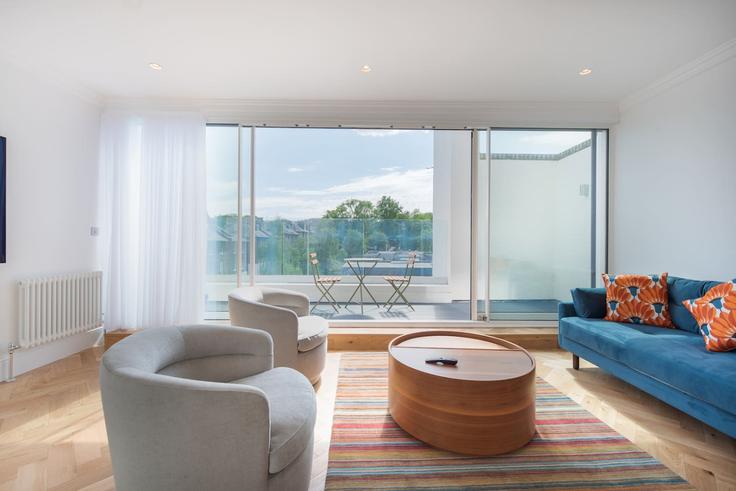 Elegante sala de estar con mobiliario moderno en un apartamento en Building Rosslyn Hill - lb73-management - 1330202 en London Borough of Camden, London