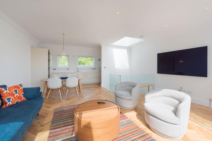 Sala de estar elegantemente projetada com móveis modernos em um apartamento no Building Rosslyn Hill - lb73-management - 1330202 em London Borough of Camden, London Sala de estar elegantemente projetada com móveis modernos em um apartamento no Building Rosslyn Hill - lb73-management - 1330202 em London Borough of Camden, London