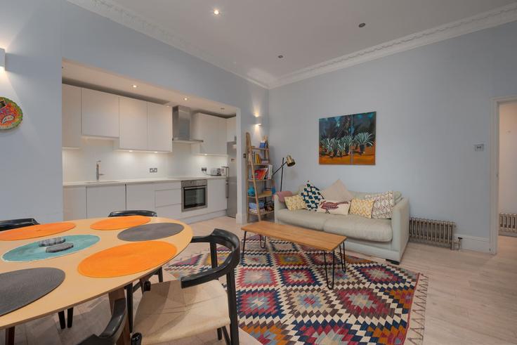 Elegant gestaltetes Wohnzimmer mit moderner Einrichtung in einer Wohnung im Building Rosslyn Hill - lb73-management - 1330203 in London Borough of Camden, London