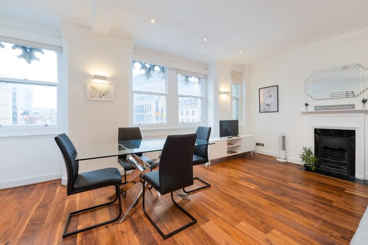 London City of LondonのBuilding Fleet Street - lb73-management - 1330204のアパートメントにある、モダンな家具を備えたエレガントなデザインのリビングルーム London City of LondonのBuilding Fleet Street - lb73-management - 1330204のアパートメントにある、モダンな家具を備えたエレガントなデザインのリビングルーム