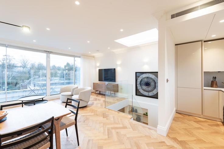 Sala de estar elegantemente projetada com móveis modernos em um apartamento no Building Rosslyn Hill - lb73-management - 1330207 em London Borough of Camden, London Sala de estar elegantemente projetada com móveis modernos em um apartamento no Building Rosslyn Hill - lb73-management - 1330207 em London Borough of Camden, London