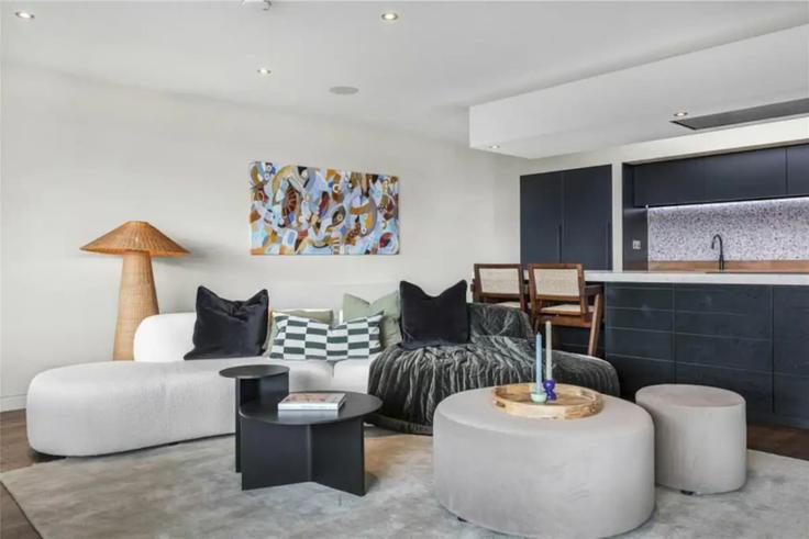 Sala de estar elegantemente projetada com móveis modernos em um apartamento no Building Redchurch Street - lb73-management - 1330208 em London Borough of Hackney, London Sala de estar elegantemente projetada com móveis modernos em um apartamento no Building Redchurch Street - lb73-management - 1330208 em London Borough of Hackney, London
