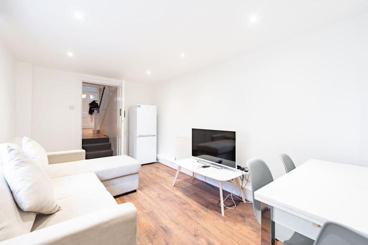 Elegante sala de estar con mobiliario moderno en un apartamento en Building High Street Wimbledon - lb73-management - 1330217 en London Borough of Merton, London