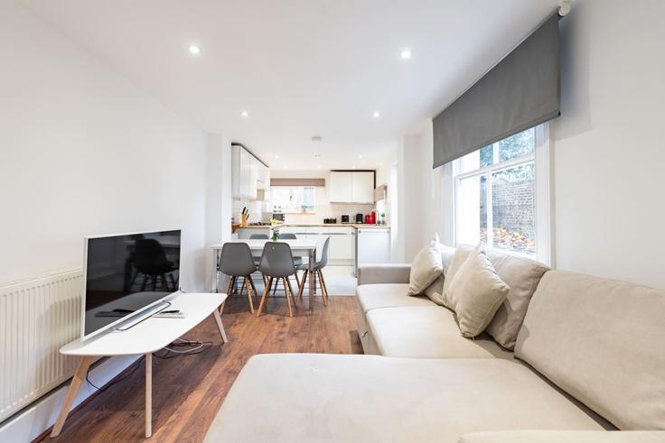 Building High Street Wimbledon - lb73-management - 1330217 adresindeki bir dairede modern mobilyalarla zarif bir şekilde tasarlanmış oturma odası London Borough of Merton, London