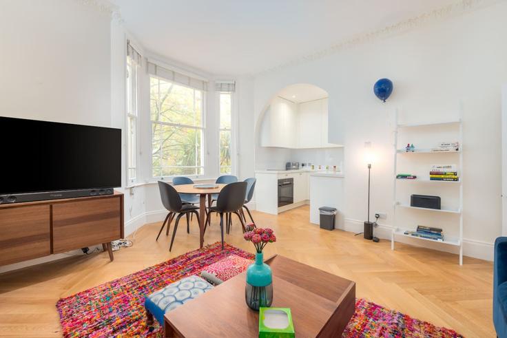 Sala de estar elegantemente projetada com móveis modernos em um apartamento no Building Rosslyn Hill - lb73-management - 1330218 em London Borough of Camden, London Sala de estar elegantemente projetada com móveis modernos em um apartamento no Building Rosslyn Hill - lb73-management - 1330218 em London Borough of Camden, London