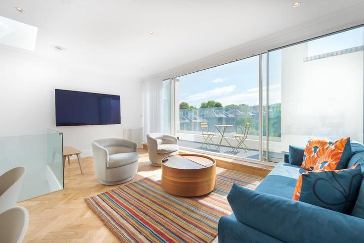 Elegante sala de estar con mobiliario moderno en un apartamento en Building Rosslyn Hill - lb73-management - 1330221 en London Borough of Camden, London