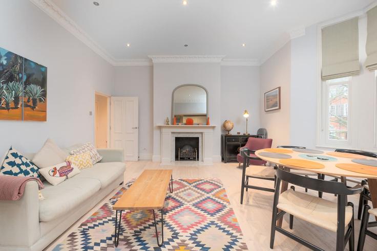 Elegante sala de estar con mobiliario moderno en un apartamento en Building Rosslyn Hill - lb73-management - 1330224 en London Borough of Camden, London