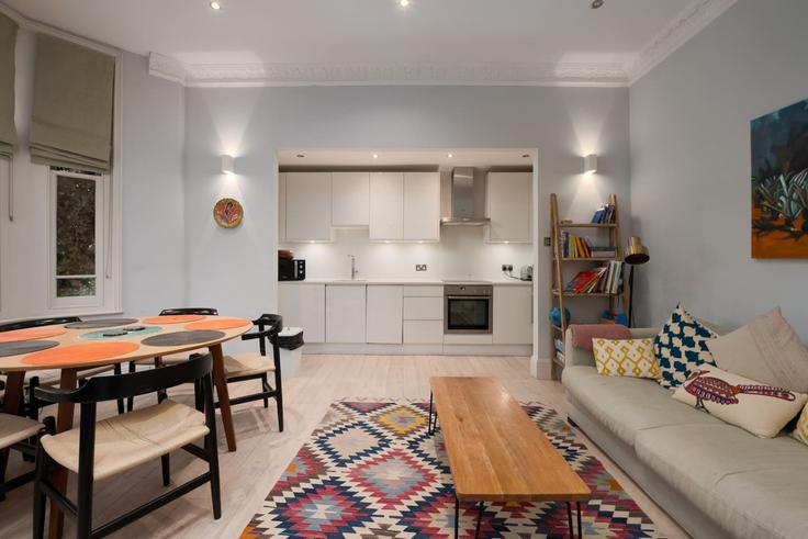 Elegant gestaltetes Wohnzimmer mit moderner Einrichtung in einer Wohnung im Building Rosslyn Hill - lb73-management - 1330225 in London Borough of Camden, London