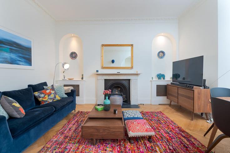 London London Borough of CamdenのBuilding Rosslyn Hill - lb73-management - 1330226のアパートメントにある、モダンな家具を備えたエレガントなデザインのリビングルーム London London Borough of CamdenのBuilding Rosslyn Hill - lb73-management - 1330226のアパートメントにある、モダンな家具を備えたエレガントなデザインのリビングルーム