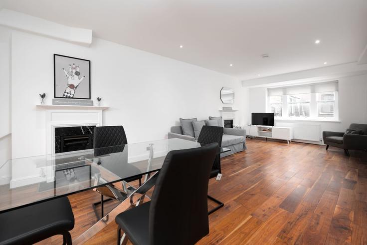 Elegantly designed living room with modern furnishings in an apartment at Building Fleet Street - lb73-management - 1330228 in City of London, London