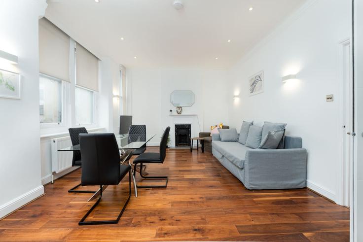 Sala de estar elegantemente projetada com móveis modernos em um apartamento no Building Fleet Street - lb73-management - 1330229 em City of London, London