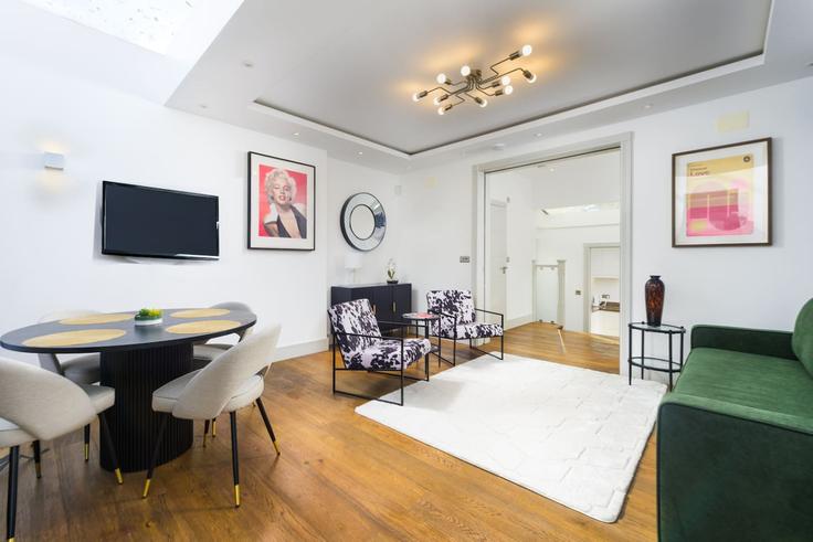 Elegant gestaltetes Wohnzimmer mit moderner Einrichtung in einer Wohnung im Building Ferncroft Avenue - lb73-management - 1330810 in London Borough of Camden, London