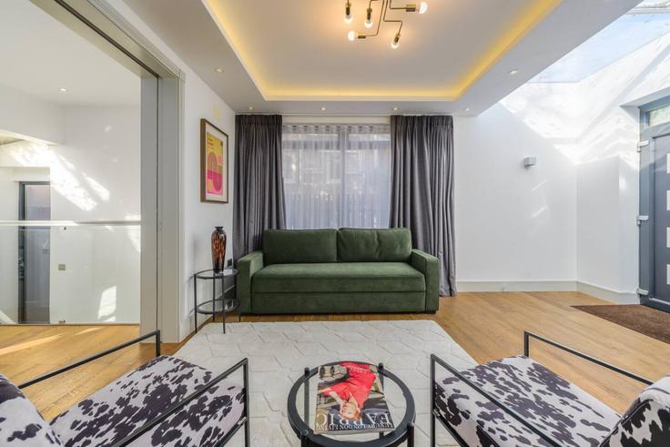 London Borough of Camden, London 소재 Building Ferncroft Avenue - lb73-management - 1330810 유닛에 마련된, 현대적인 가구로 꾸며진 우아한 디자인의 거실