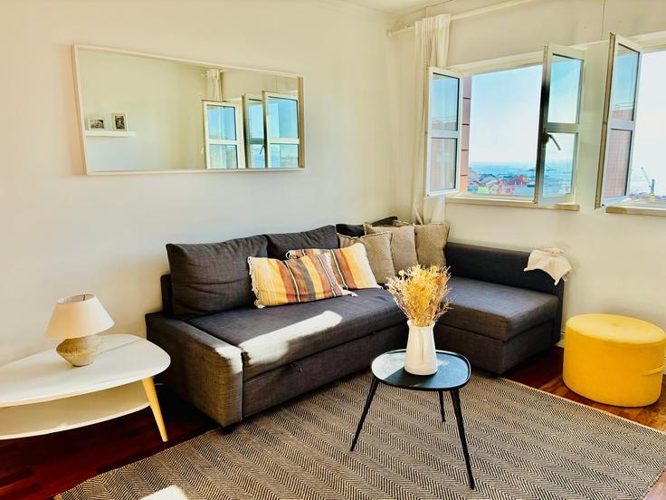 Sala de estar elegantemente projetada com móveis modernos em um apartamento no Building Rua da Bela Vista à Graça, 31 - lch-lda - 1507468 em São Vicente, Lisbon