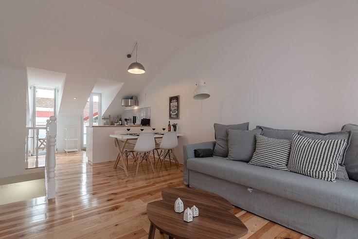 Sala de estar elegantemente projetada com móveis modernos em um apartamento no Building Rua Pedro Dias 30 - lch-lda - 1507477 em Misericórdia, Lisbon