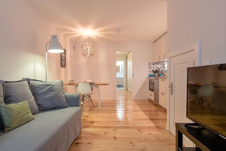 Sala de estar elegantemente projetada com móveis modernos em um apartamento no Building Rua Pedro Dias 30 - lch-lda - 1507476 em Misericórdia, Lisbon