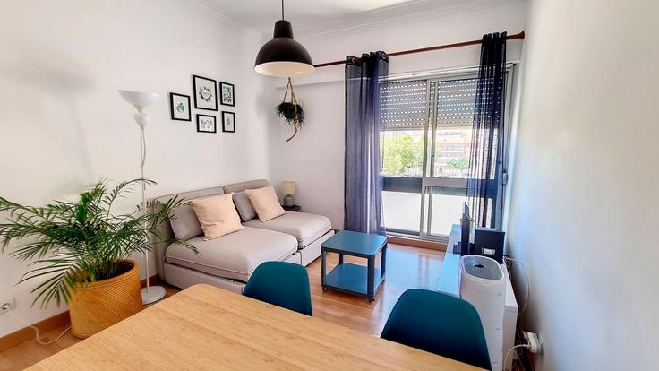 Salle de séjour élégante avec mobilier moderne dans un appartement à Building Largo Conde Ottolini 7 - lch-lda - 1507474 à São Domingos de Benfica, Lisbon Salle de séjour élégante avec mobilier moderne dans un appartement à Building Largo Conde Ottolini 7 - lch-lda - 1507474 à São Domingos de Benfica, Lisbon