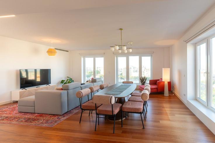 Salle de séjour élégante avec mobilier moderne dans un appartement à Building Avenida Conselheiro Fernando de Sousa - ld-ninja-stays - 1383551 à Campolide, Lisbon