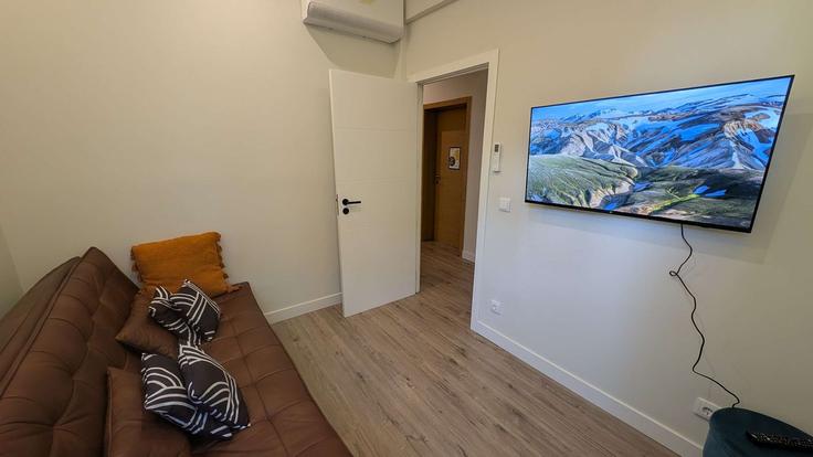 Sala de estar elegantemente projetada com móveis modernos em um apartamento no Building Rua Doutor Álvaro de Castro - ld-ninja-stays - 1262798 - LIS em Avenidas Novas, Lisbon